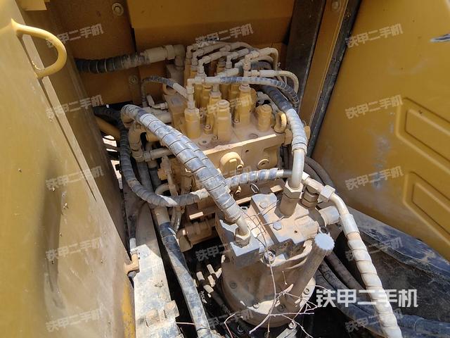 回转马达和主控阀（整机外观）