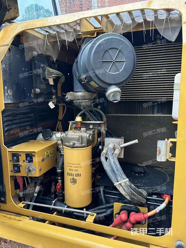 液压泵舱室正面整体（整机外观）