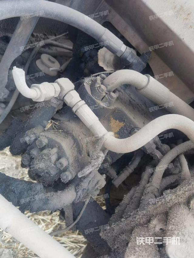 液压泵舱室正面整体（整机外观）