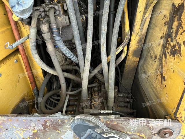 回转马达和主控阀（整机外观）