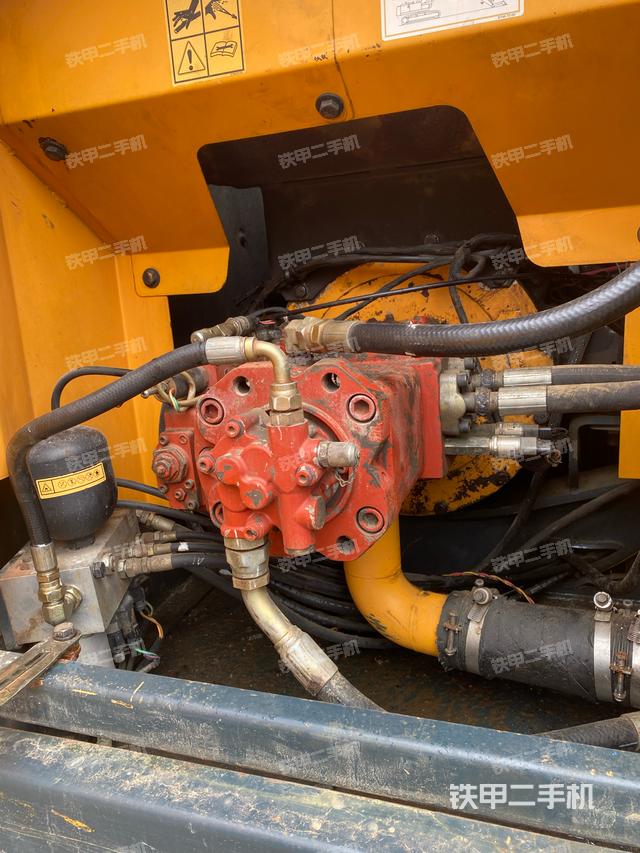 液压泵舱室正面整体（整机外观）