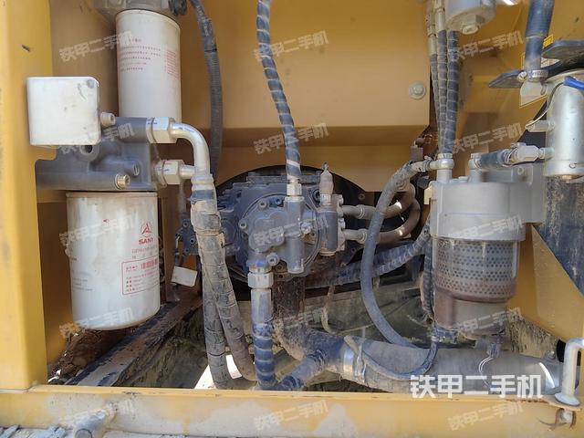 液压泵舱室正面整体（整机外观）