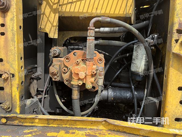 液压泵舱室正面整体（整机外观）