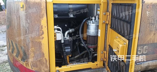 液压泵舱室正面整体（整机外观）