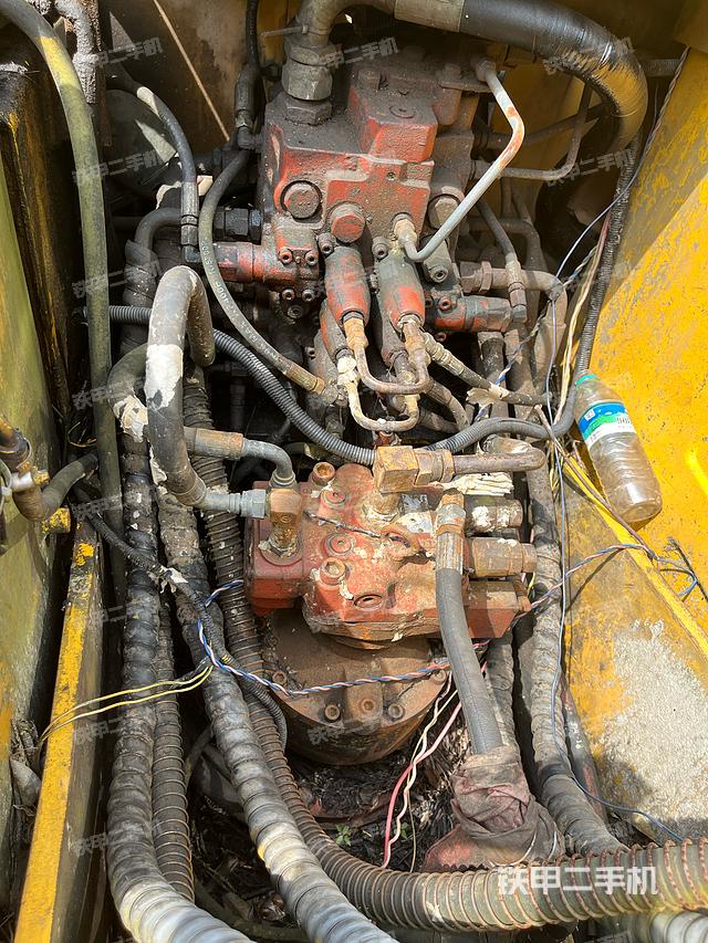 回转马达和主控阀（整机外观）