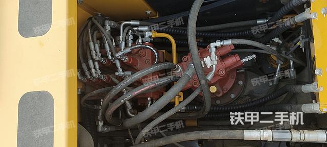 回转马达和主控阀（整机外观）