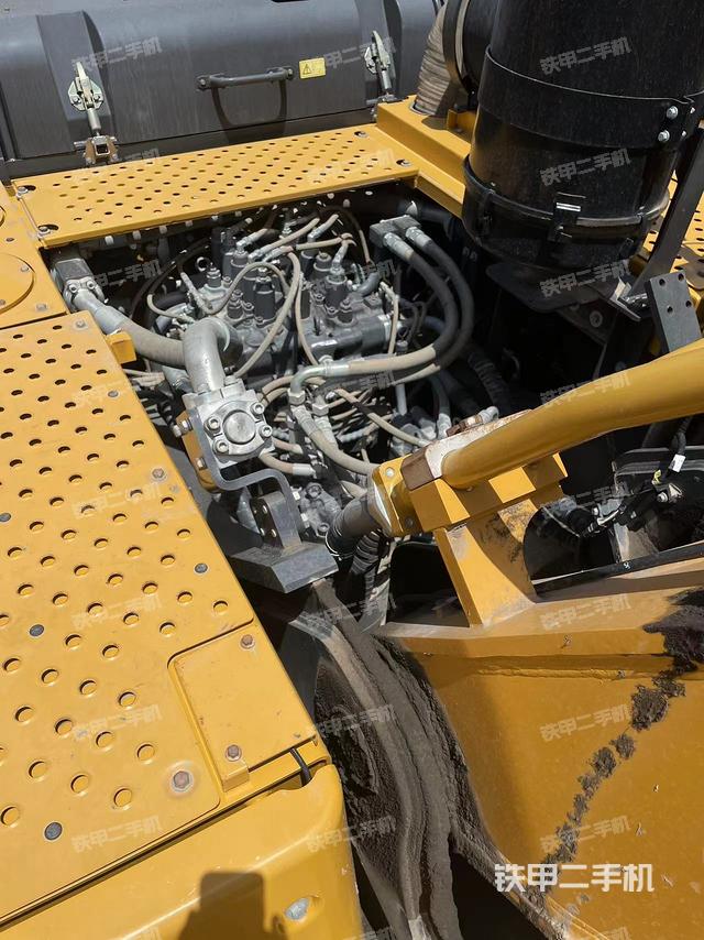 回转马达和主控阀（整机外观）