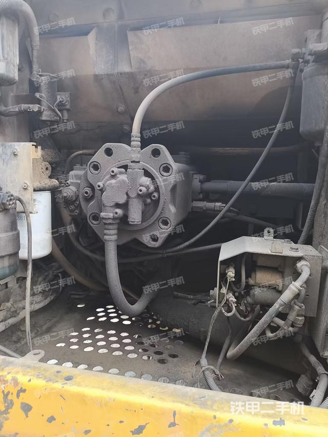 液压泵舱室正面整体（整机外观）