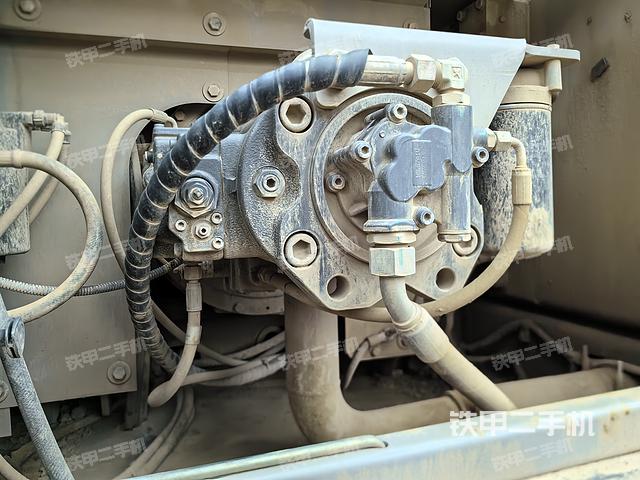 液压泵舱室正面整体（整机外观）