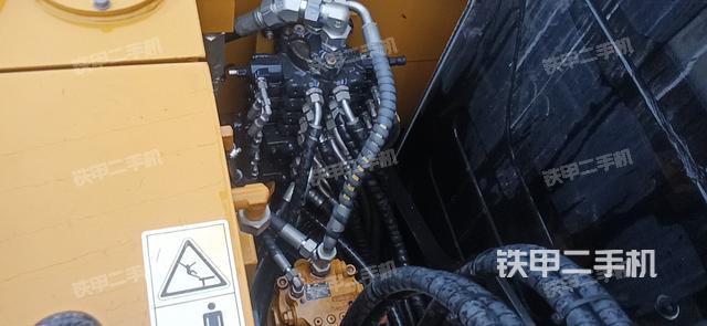 回转马达和主控阀（整机外观）