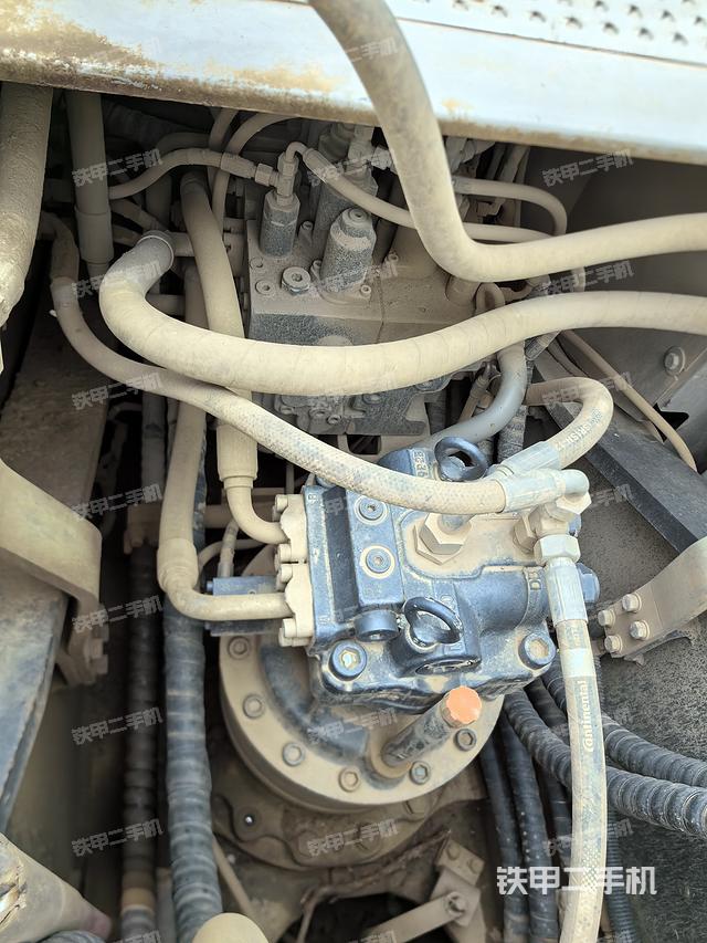 回转马达和主控阀（整机外观）