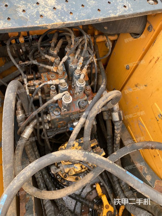 回转马达和主控阀（整机外观）