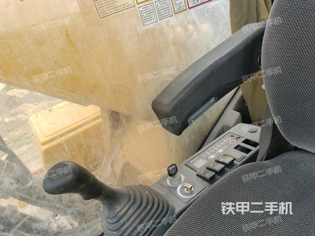 座椅右側(cè)控制臺(tái)/鑰匙門(mén)/油門(mén)/含右手柄(駕駛室部分) 座椅右側(cè)控制臺(tái)/鑰匙門(mén)/油門(mén)/含右手柄(駕駛室部分)