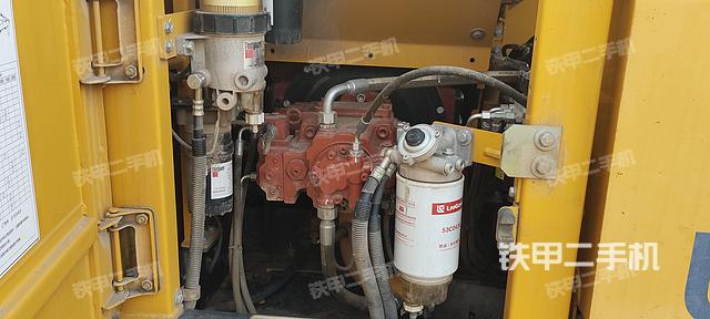 液压泵舱室正面整体（整机外观）