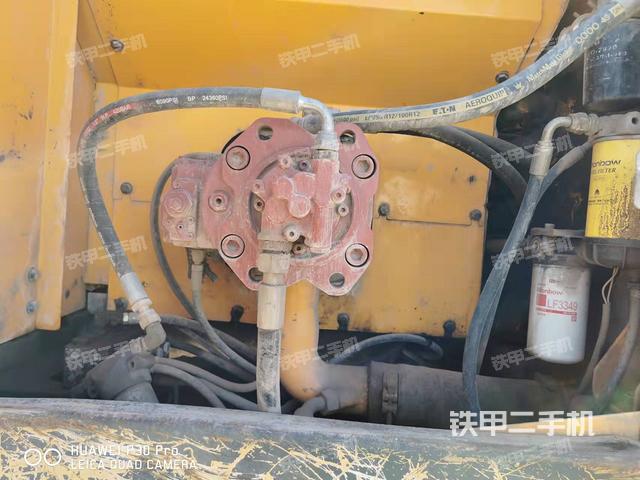 液压泵舱室正面整体（整机外观）