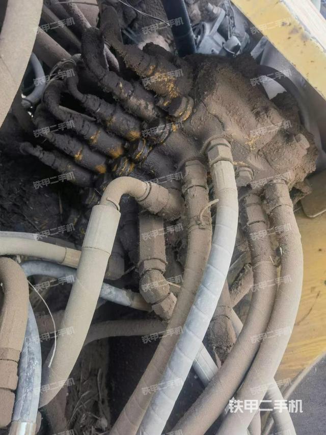 回转马达和主控阀（整机外观）