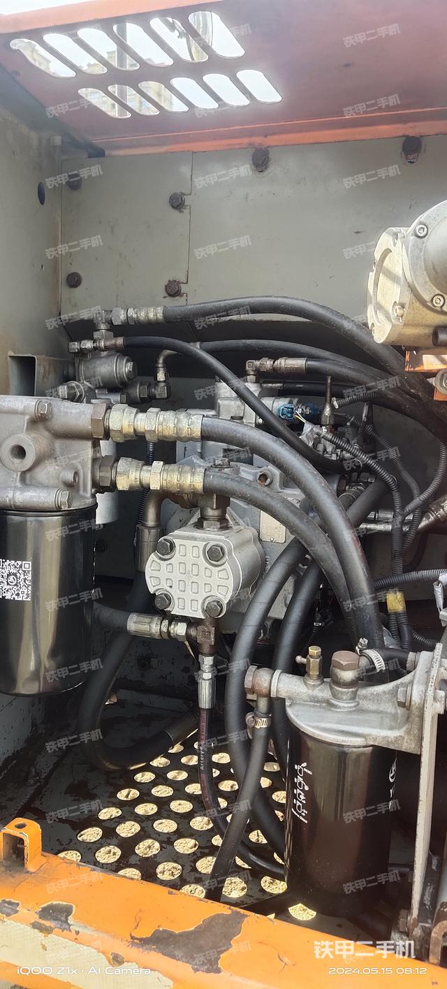 液压泵舱室正面整体（整机外观）