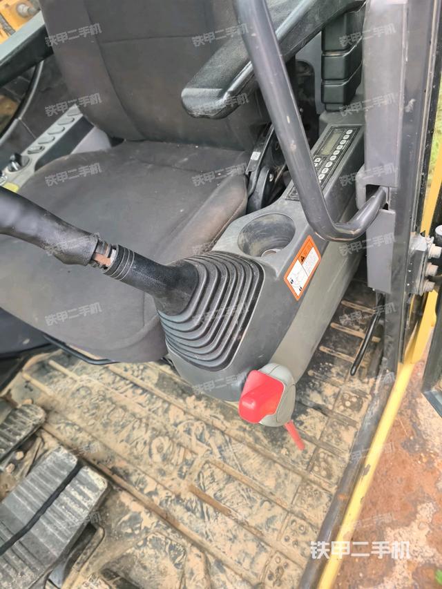 座椅右側(cè)控制臺(tái)/鑰匙門(mén)/油門(mén)/含右手柄（駕駛室部分）