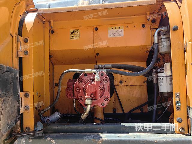 液压泵舱室正面整体（整机外观）