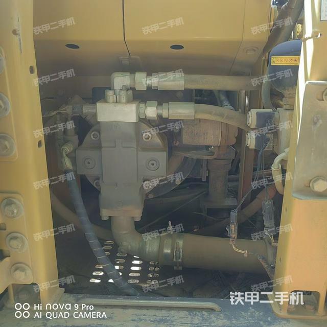 液压泵舱室正面整体（整机外观）