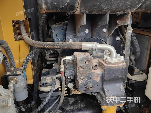 液压泵舱室正面整体（整机外观）