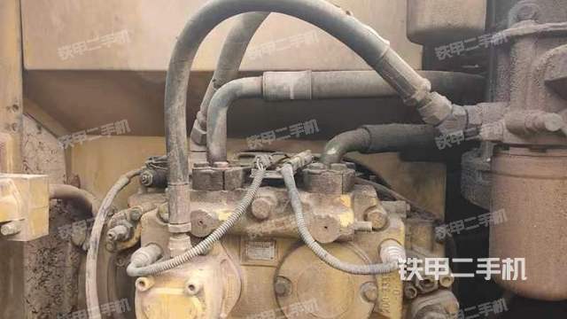 液压泵舱室正面整体（整机外观）