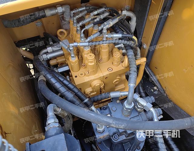 回转马达和主控阀（整机外观）