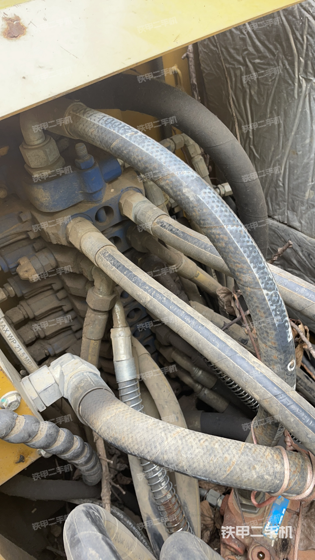 回转马达和主控阀（整机外观）