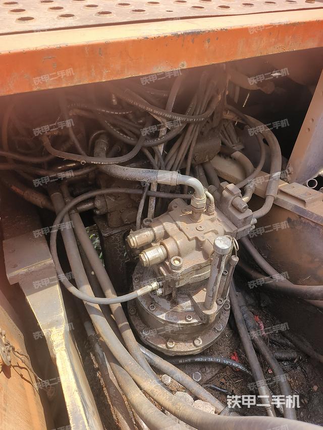 回转马达和主控阀（整机外观）