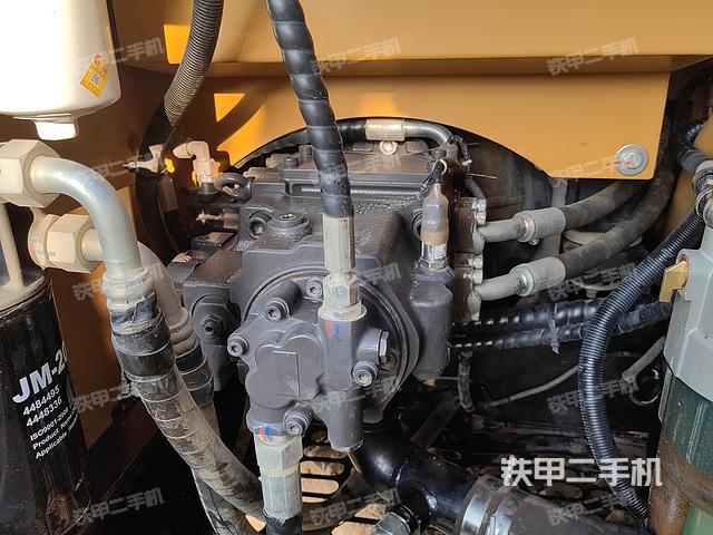 液压泵舱室正面整体（整机外观）