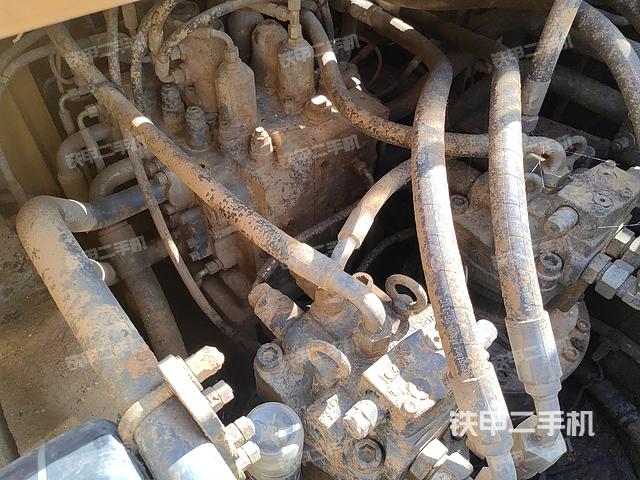 回转马达和主控阀（整机外观）