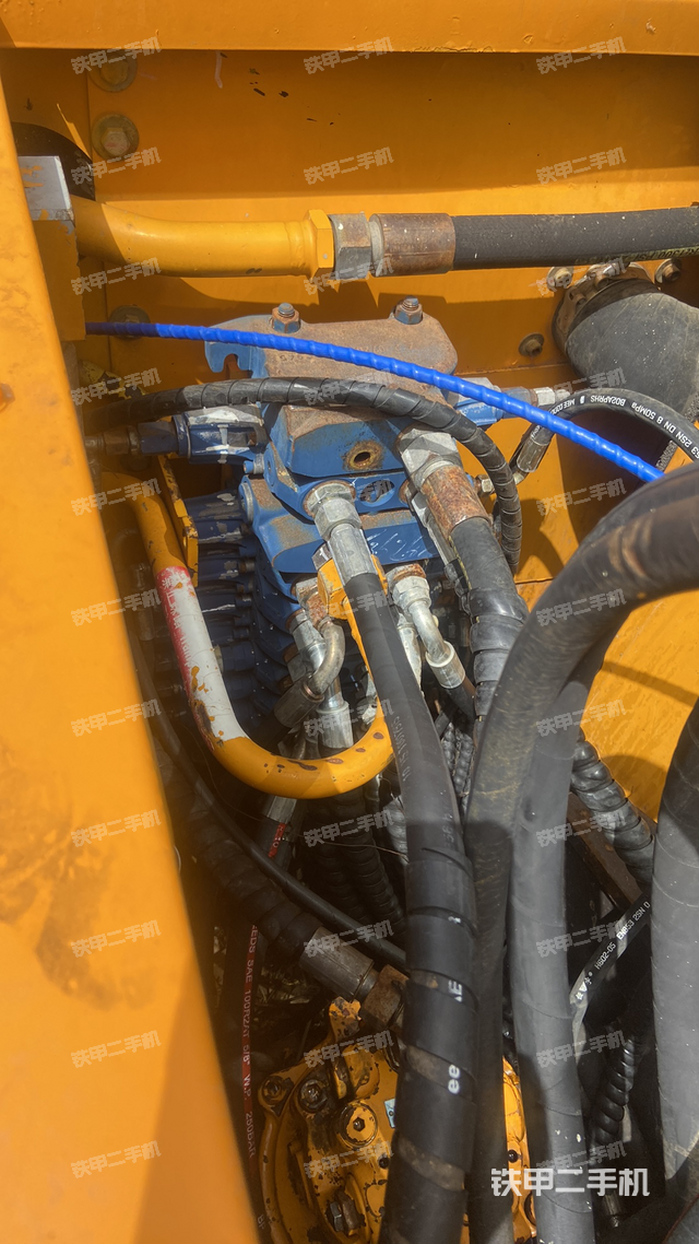 回转马达和主控阀（整机外观）