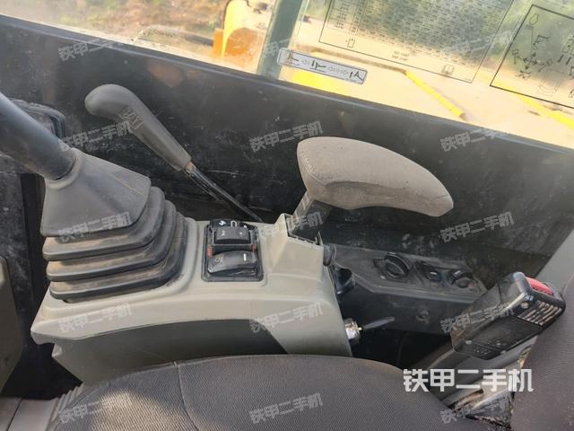 座椅右側(cè)控制臺/鑰匙門/油門/含右手柄(駕駛室部分) 座椅右側(cè)控制臺/鑰匙門/油門/含右手柄(駕駛室部分)