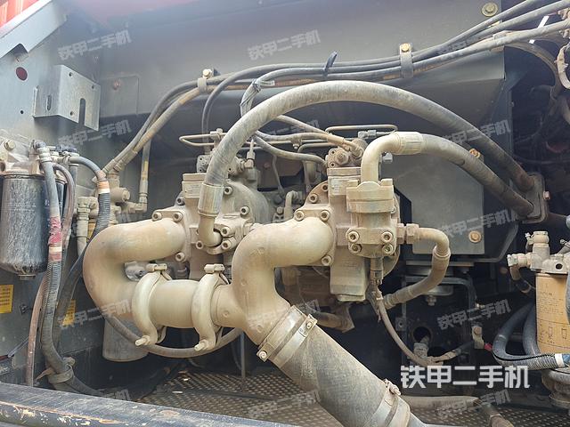 液压泵舱室正面整体（整机外观）