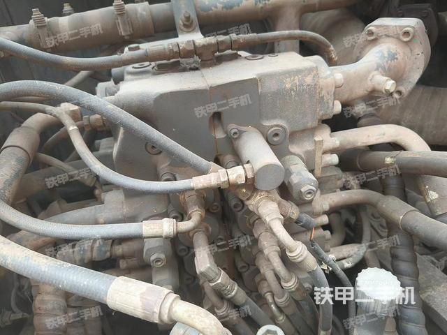 回转马达和主控阀（整机外观）