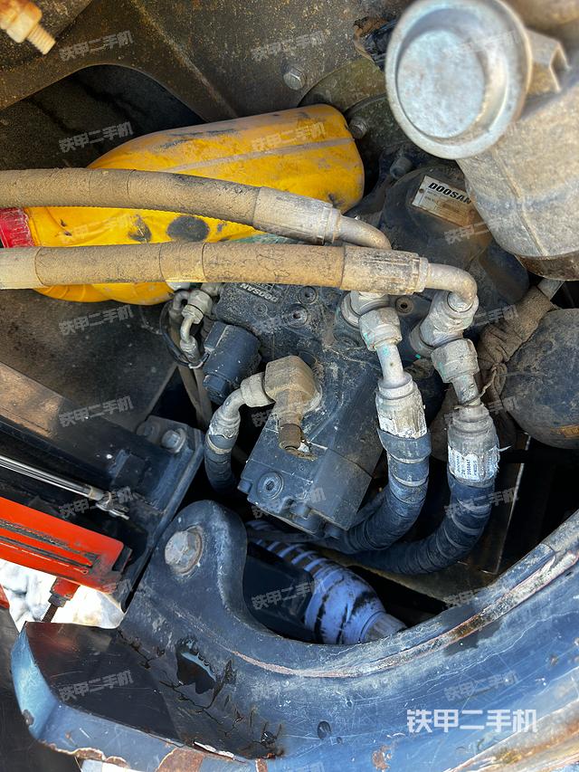 液压泵舱室正面整体（整机外观）