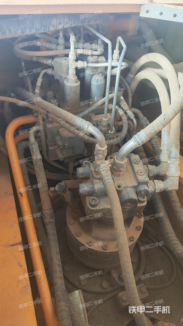 回转马达和主控阀（整机外观）