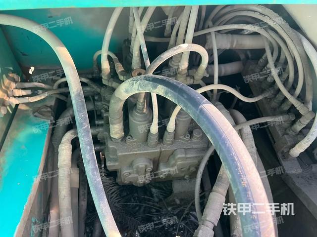 回转马达和主控阀（整机外观）