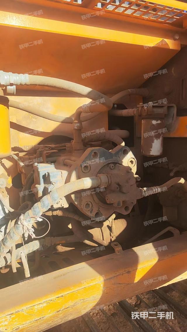 液压泵舱室正面整体（整机外观）