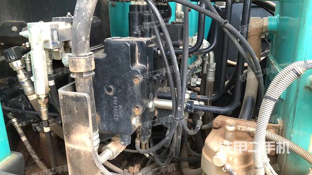 回转马达和主控阀（整机外观）