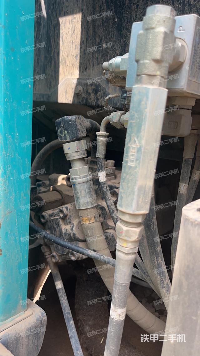 液压泵舱室正面整体（整机外观）