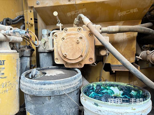 液压泵舱室正面整体（整机外观）