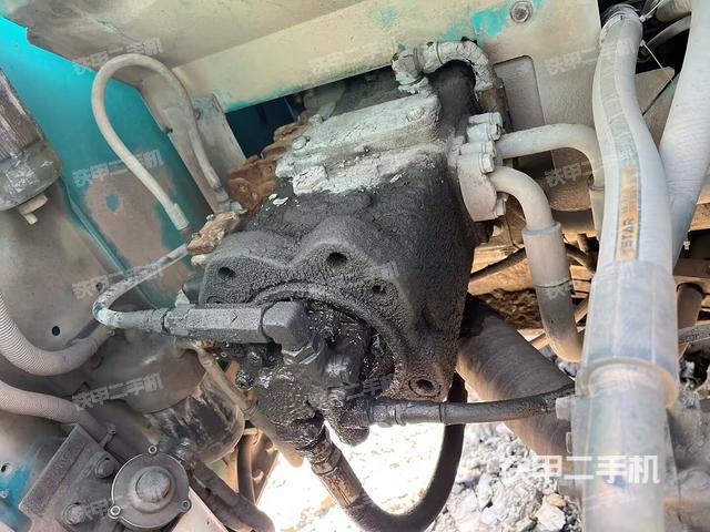 液压泵舱室正面整体（整机外观）