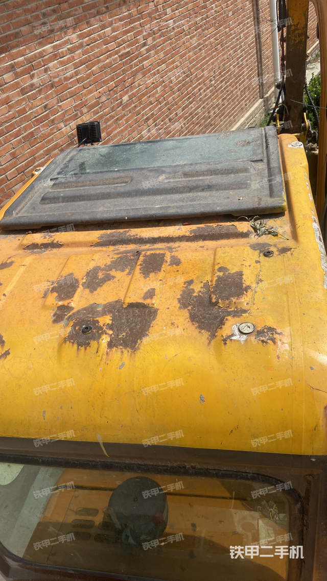 驾驶室顶部（整机外观）