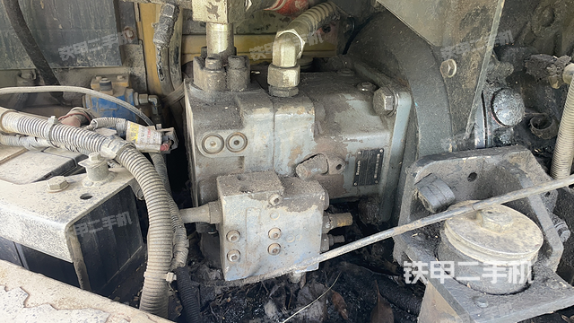 液压泵舱室正面整体（整机外观）