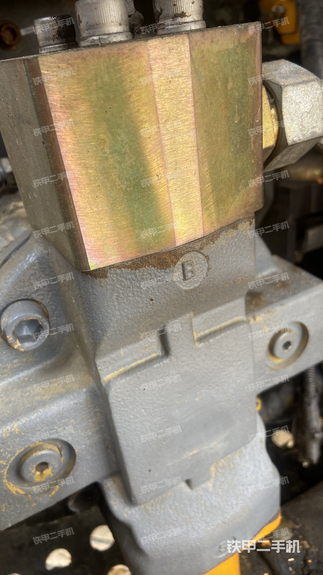 液压泵舱室正面整体（整机外观）