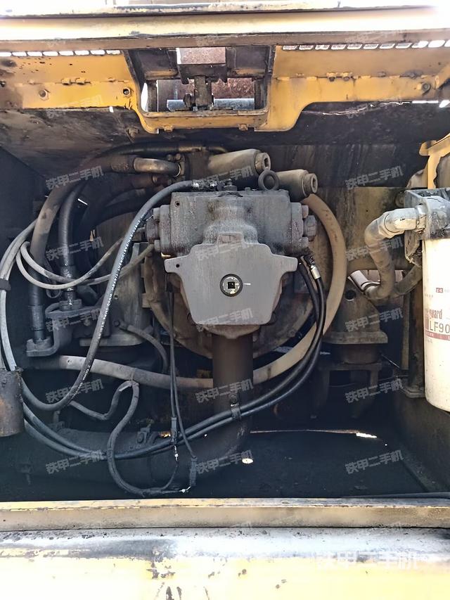 液压泵舱室正面整体（整机外观）