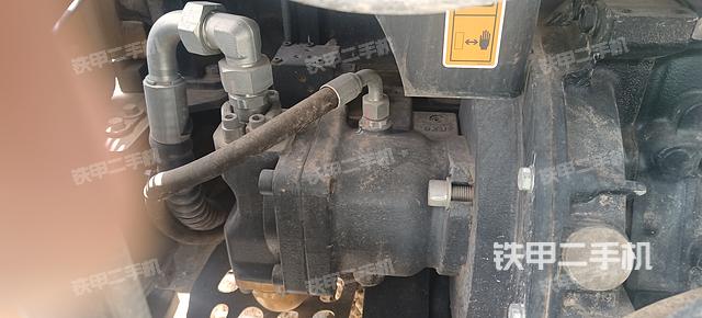 液压泵舱室正面整体（整机外观）