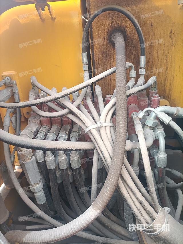 回转马达和主控阀（整机外观）