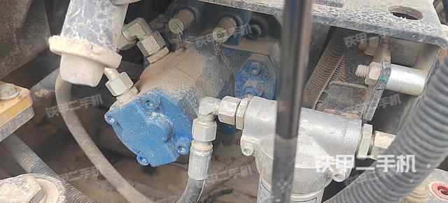 液压泵舱室正面整体（整机外观）